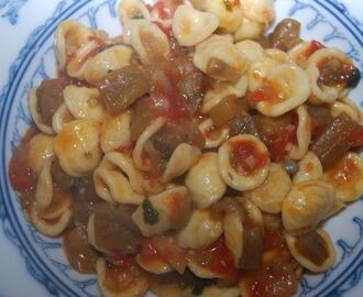 Pasta med aubergine- och tomatsås