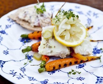 Fänkålsbakad torsk med matjessill- och västerbottens-oströra samt grillade morötter