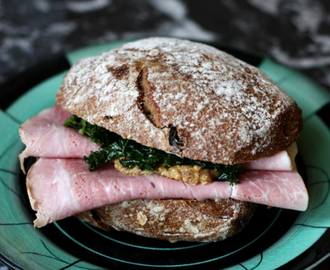 Solhagas vörtsmörgås med skinka, senap och grönkål