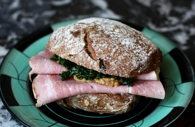 Solhagas vörtsmörgås med skinka, senap och grönkål