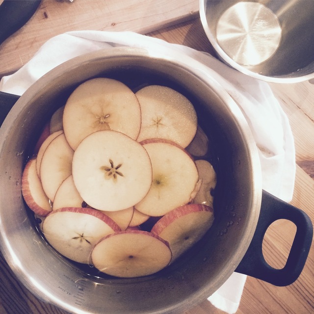 Att göra äppeldricka / rårörd äppeldryck