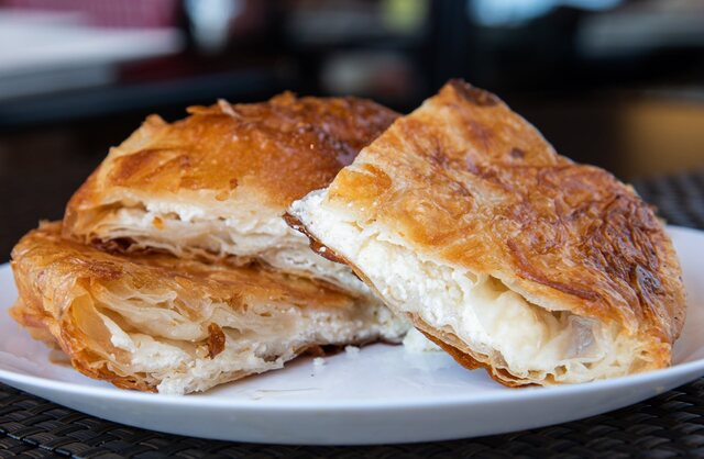 OVAKO SE SPREMA U TURSKOJ PO TRADICIONALNOM RECEPTU: Burek pita sa sirom od samo 4 sastojka