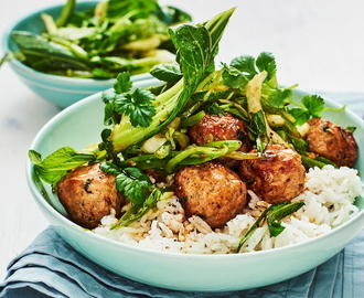 Thaiköttbullar med het kålsallad