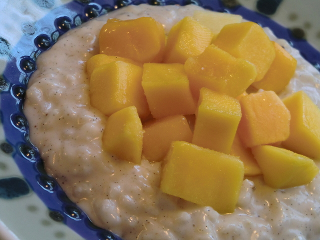 Dagens frukosttips - lyxigt, nostalgisk risgrynsgröt med kokos och mango