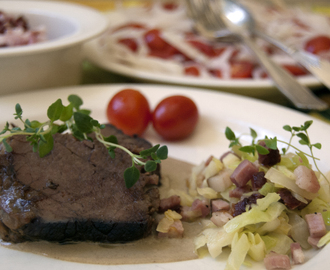 Långbakad högrev med gräddsås & wokad kål med rökt fläsk