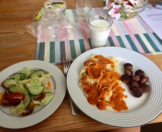 Bandpasta med köttbullar