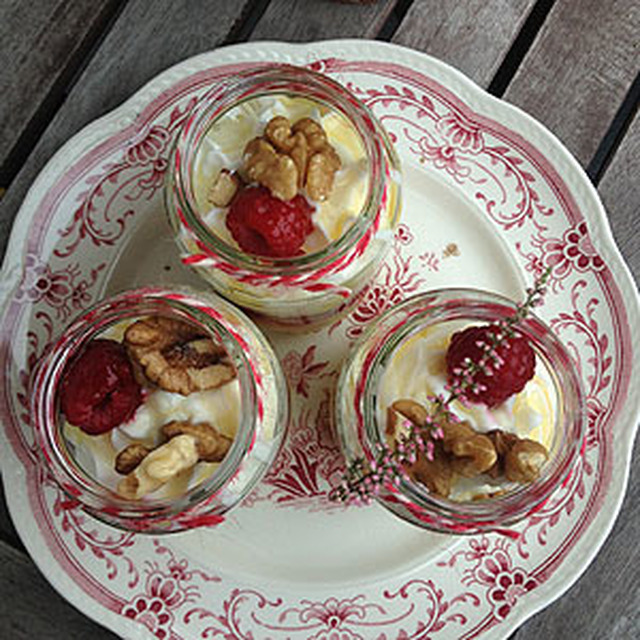 Morgondagens frukost – turkisk yoghurt med hallon, valnötter och honung!