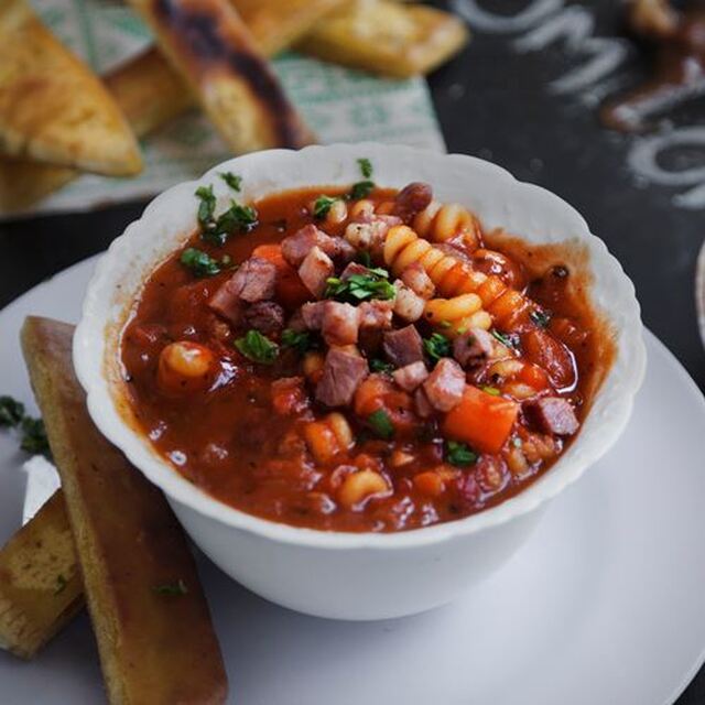 Minestronesoppa med knaprigt bröd och fejkon