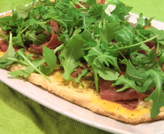 Glutenfri pizza med fikon, mozarella, lufttorkad skinka och ruccola