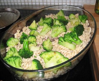 Pasta och broccoligratäng