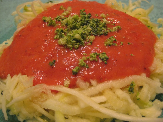 Zucchinispaghetti med chilistark tomatsås