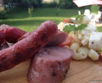 Läckra spanska korvar från grillen med en enkel pastasallad med mozzarella och melon