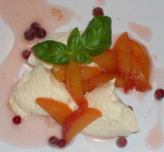 Vaniljmousse med vin och honungsmarinerade persikor..