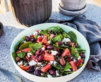 Vattenmelonsallad med oliver, rödlök och fetaost