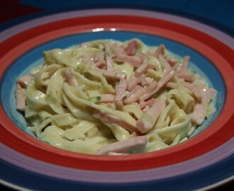 Pasta med ost- & skinksås