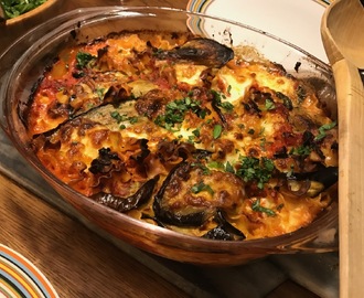 Auberginegratäng med mozzarella, ruccola och tomatsås