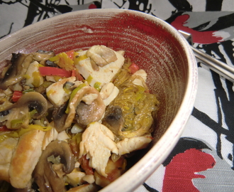 Ljummen wok-sallad med marinerade sjögräsnudlar, kyckling och champinjoner