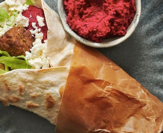 Falafelwrap med rödbetshummus och fetaost