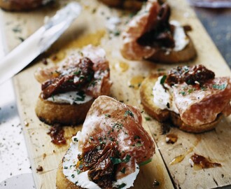 Crostini med soltorkade tomater, taleggio och salami