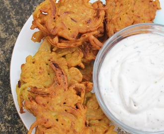 Lök bhaji med tamarindraita