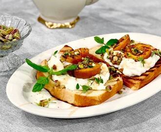 Grillad toast med vispad ricotta och grillade aprikoser