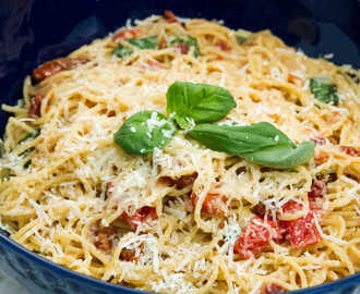 One pot pasta med basilika och soltorkade tomater