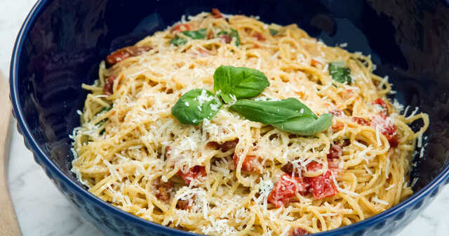 One pot pasta med basilika och soltorkade tomater