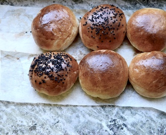 Saftiga hamburgerbröd med honung och svart sesam