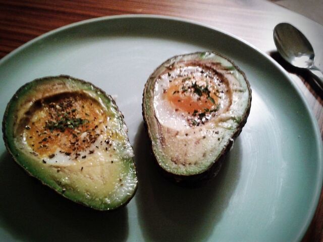 Ugnsbakad avocado med ägg