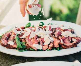 Helgrillad ryggbiff med rucola och parmesan