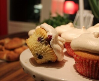 Marängmuffins med blandade bär!