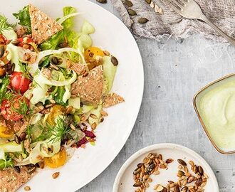 Sallad med rågsnacks och rostade frön