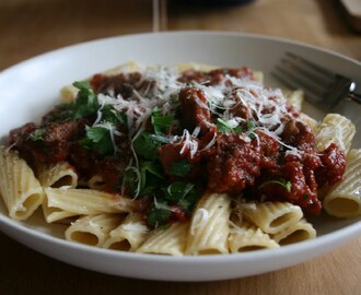  Framgångsrik frysrensning, del 2:tortiglioni med rödvinsbräserat fläskkött i tomatsås