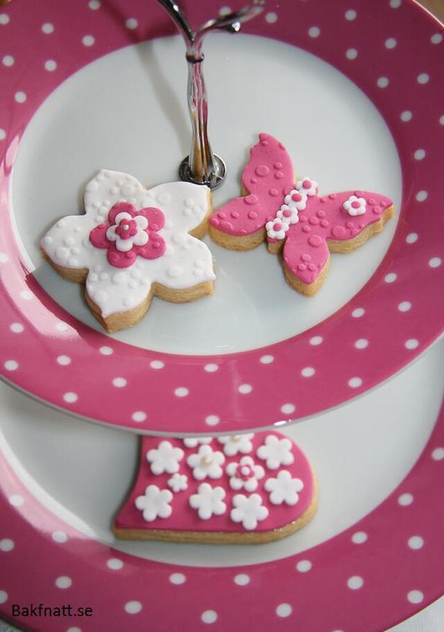 Dekorerade kakor i rosa och vitt
