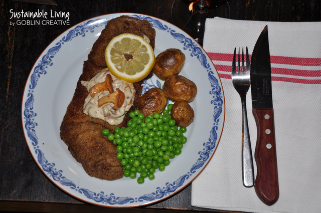 Wienerschnitzel med klassiska tillbehör och kantareller