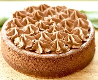 Mörk chokladcheesecake smaksatt med kaffe, toppad med chokladmousse