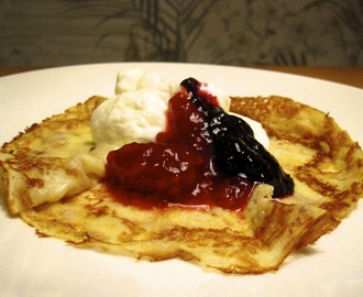 Pannkakor med sylt och grädde