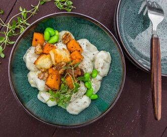 Krämig gnocchi med rostad sötpotatis, halloumi & valnötter