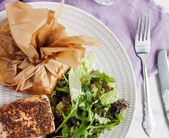 Kummin- och fänkålsgrillad laxfilé med potatis- och blomkålspaket