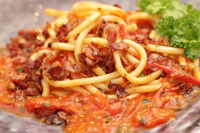 Bucatini med ljuvlig färsk tomatsås och knaprig chilifräst bacon