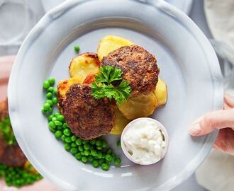 Köttfärsbiffar med rostad potatis och äppeltzatziki