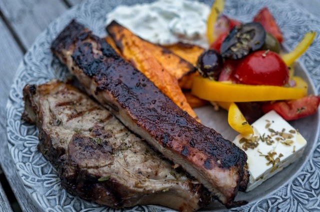 Bbq-grillade spareribs och grillade lammkotletter med grekisk sallad och raita