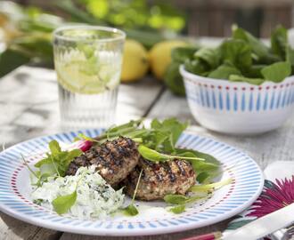 Kryddiga färsbiffar med tzatziki