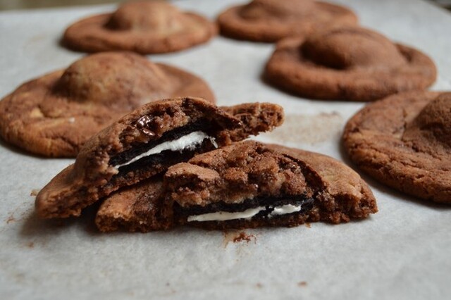 Oreofyllda chocolate chip cookies