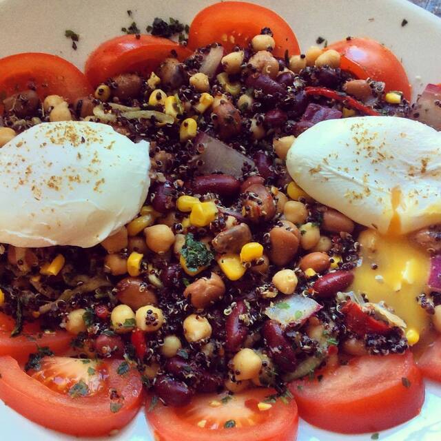 Beans, tomato and quinoa salad with poached egg by ??Nadia watrich?? • #åretsäggrätt