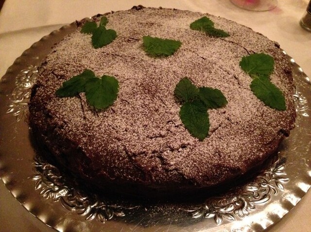 CHOKLADTÅRTA MED KÖRSBÄR OCH ÄNNU MER CHOKLAD