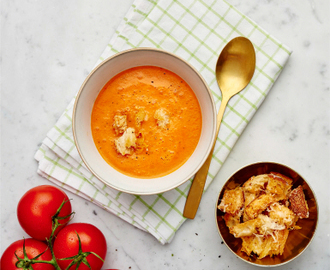 Tomatsoppa med enbär och parmesankrutonger