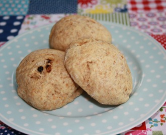 Brödbullar med russin och lite grovt i