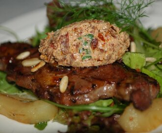 Grillade lammkotletter- och päronklyftor med tomatostcreme och rostade pinjenötter