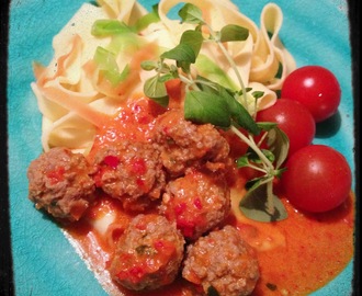 Frikadeller i paprikasås med pappardelle